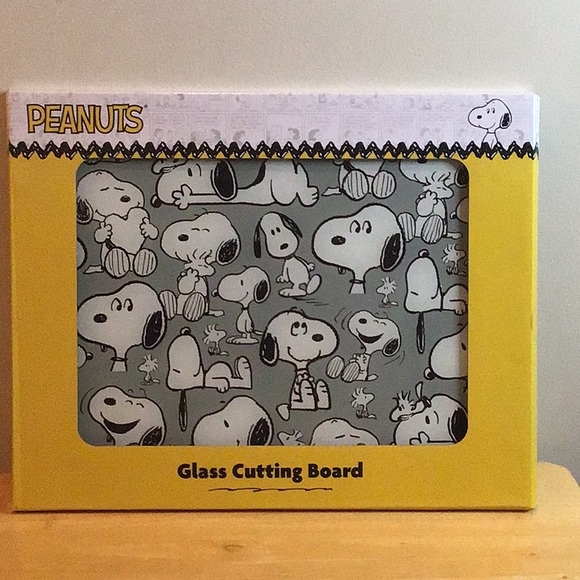 Peanuts Glass Cutting Board - Picture 3 of 13